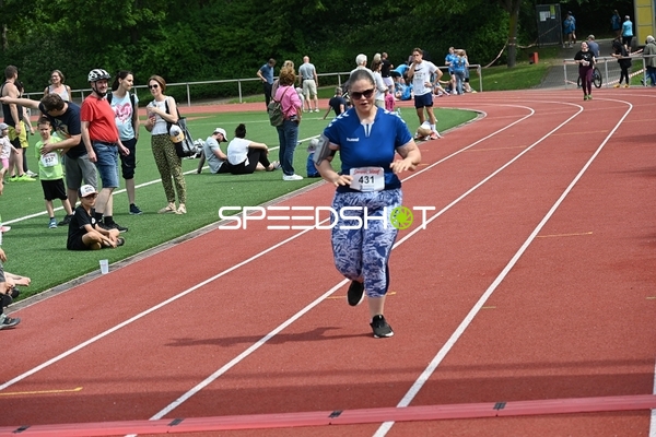 Läuferin mit Startnummer 431 auf der Bahn