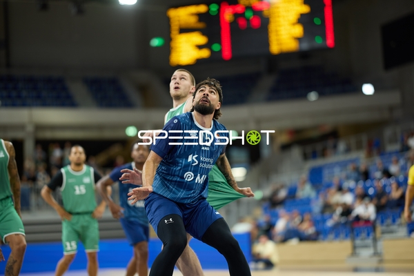 MarcelTest (15; MaxTest) kämpft um Rebound