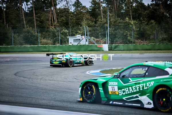 Mehrere Rennfahrzeuge auf der Rennstrecke