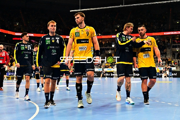 Steven Plucnar Jacobsen (9; Rhein Neckar Löwen) und Teamkollegen auf dem Spielfeld