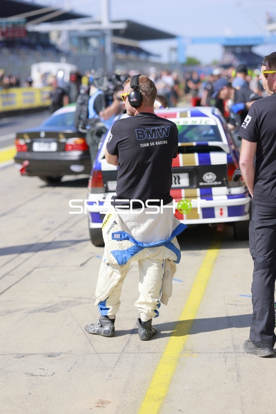 Boxengassen-Szene beim 24h Rennen 2025