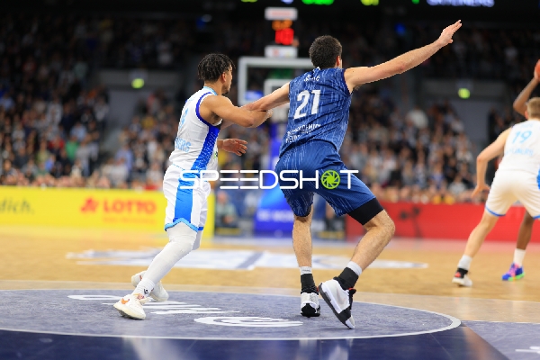 Spielaktion mit Mateo Seric (21; MLP Academics Heidelberg) und Till Pape (19; Frankfurt Skyliners)