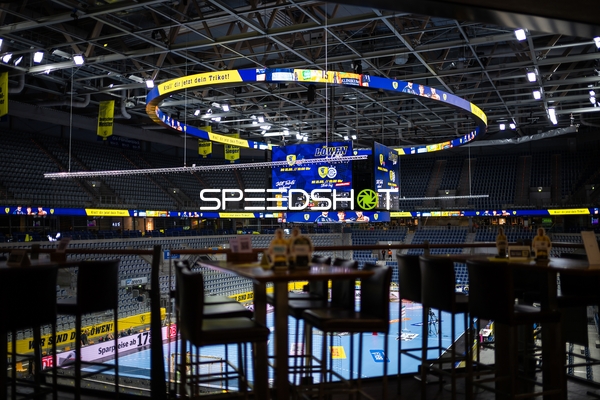 Leeres Spielfeld in Arena