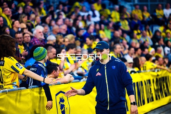 Ein Teammitglied der Rhein Neckar Löwen gibt den Fans an der Seitenlinie die Hand.