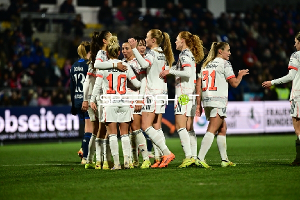 Spielerinnen feiern gemeinsam