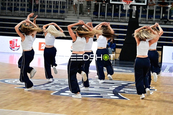 Tanzgruppe auf dem Court