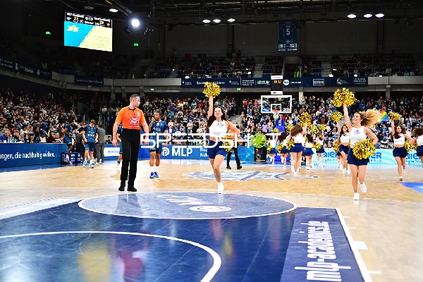 Cheerleader-Performance in der Halle