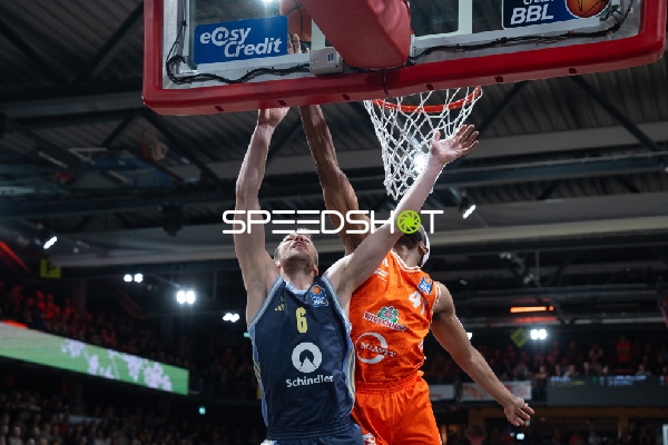 Malte Delow (6; Alba Berlin) und Lloyd Pandi (41, Rasta Vechta)