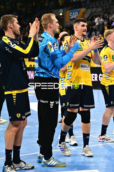 Rhein-Neckar Löwen Spieler klatschen in die Hände in der SAP Arena