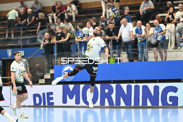 Max Beneke (9; ThSV Eisenach) wirft den Ball