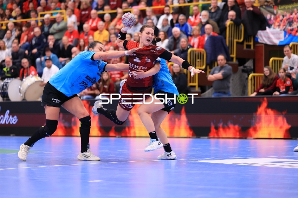 Szene mit Mareike Thomaier (2; HSG Bensheim/Auerbach)