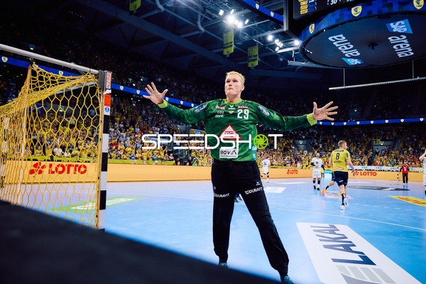 Ein Torwart feiert eine Parade.