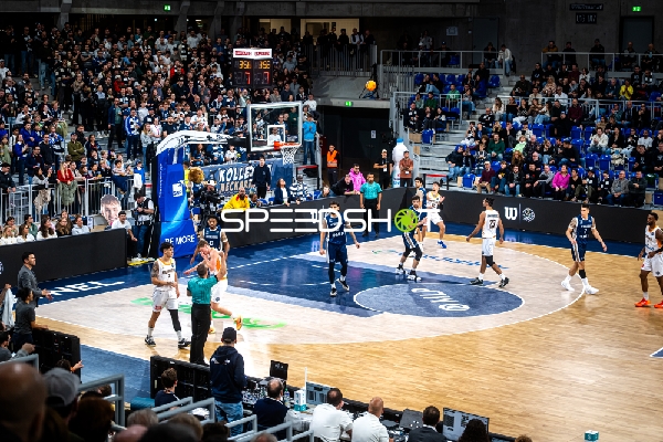 Basketball-Situation mit Marcel Keßen (15; MLP Academics Heidelberg) und Leyton Hammonds (2; Promitheas Patras Vikos Cola)