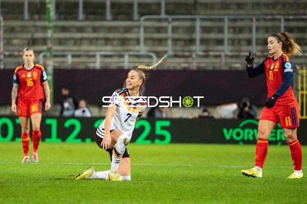 Spielszene mit Alexia Putellas (11; Spanien) und Giulia Gwinn (7; Deutschland)