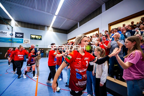 Hannah Hönig (3, SG Schozach-Bottwartal) begrüßt Fans