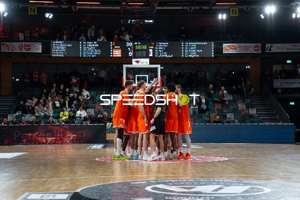 Teamhuddle von Rasta Vechta in orange