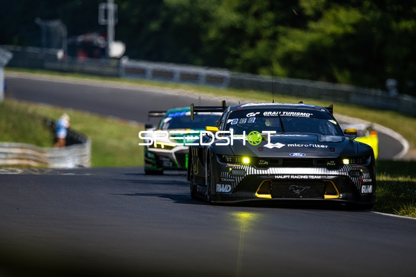 Rennwagen auf Strecke