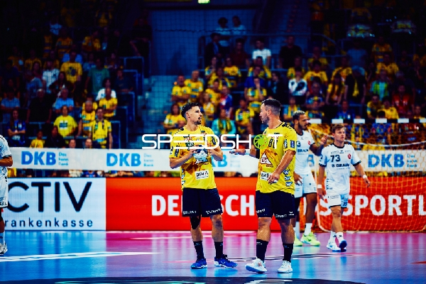 Besprechung auf dem Spielfeld