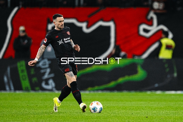 Spieler passt den Ball