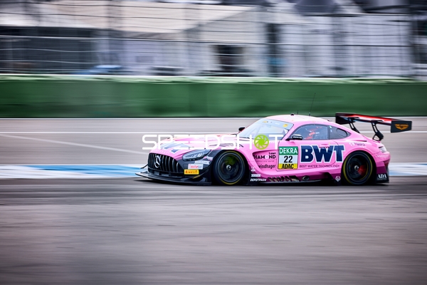 Rennfahrzeug auf der Rennstrecke