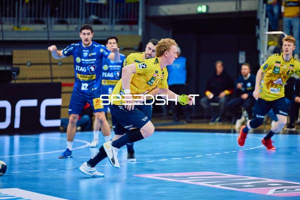 Ein Spieler der Rhein Neckar Löwen sprintet nach vorne, während die Spieler von ThSV Eisenach verteidigen.