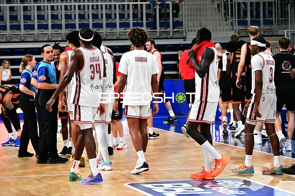 Spieler von JL Bourg Basket auf Court