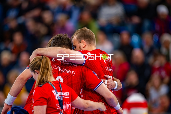 Spieler Nikola Vlahovic (3, SG BBM Bietigheim) und Julius Kühn (5, SG BBM Bietigheim) umarmen sich