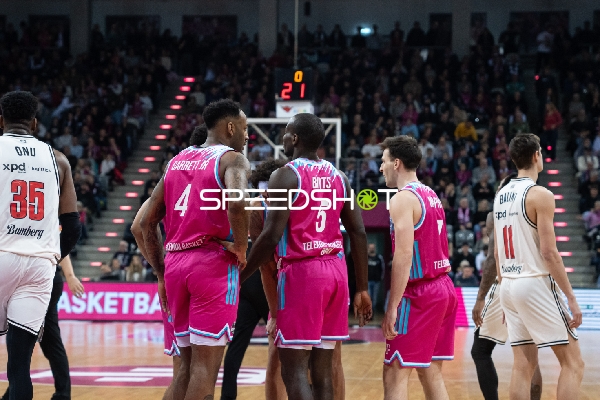 Spielaktion mit Jeff Garrett Jr. (4; Telekom Baskets Bonn) und 35; Bamberg Baskets