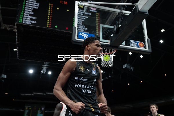 Spielaktion mit David NGuessan (1; Basketball Löwen Braunschweig) und Benjamin Schröder (2; Basketball Löwen Braunschweig)