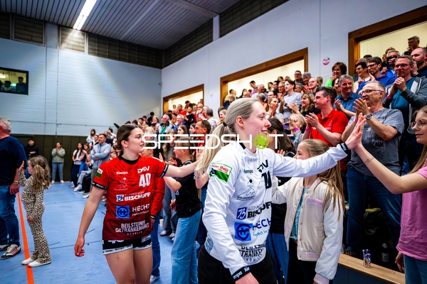 Spielerinnen begrüßen Fans