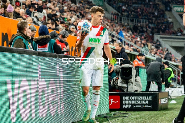 Robin Fellhauer mit Ball