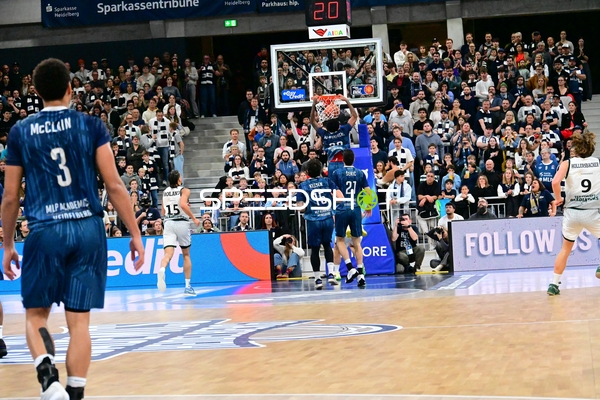 Dunk von Kevin McClain (3; MLP Academics Heidelberg)