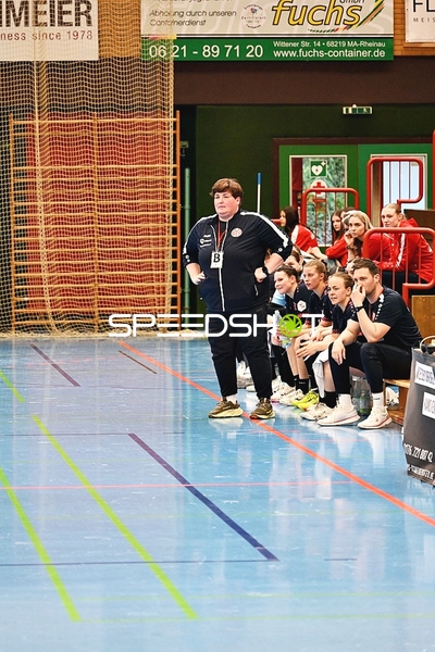 Trainer gibt Anweisungen während des Spiels