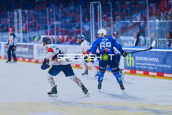 Spieler von Adler Mannheim und Eisbären Berlin im Wettlauf
