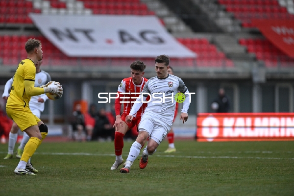 Spieler mit Ball am Fuß