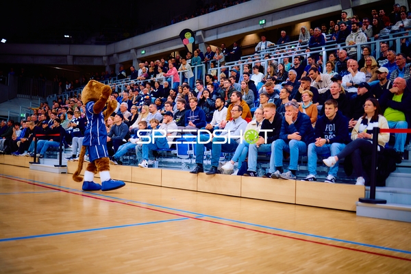 Maskottchen ACCY unterhält die Zuschauer