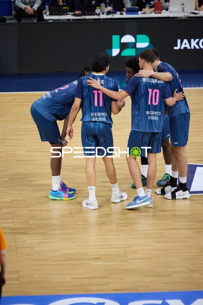 Team 95 in Teambesprechung