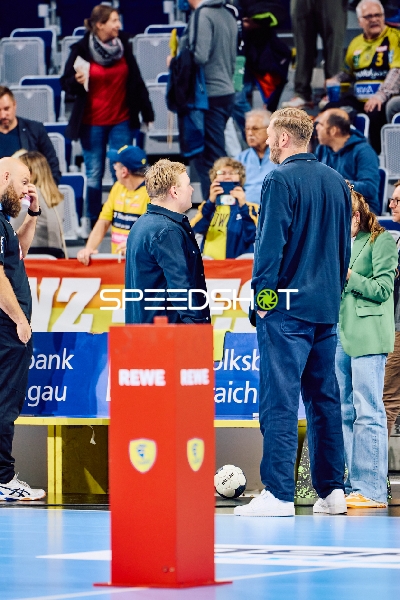 Diskussion zwischen Offiziellen oder Trainern am Spielfeldrand