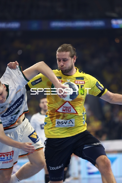 Ein Spieler von Rhein Neckar Löwen kämpft um den Ball.