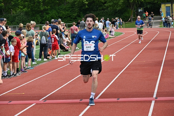 Läufer überquert Ziellinie