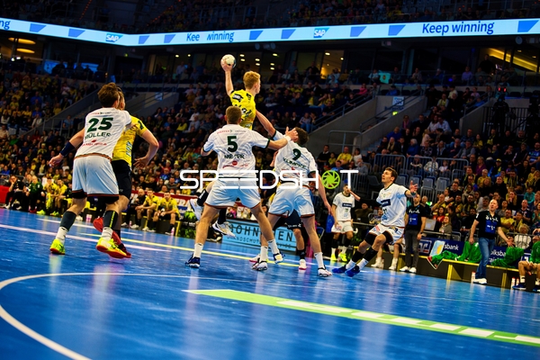 Ein Spieler der Rhein Neckar Löwen ist in der Luft und wirft den Ball Richtung Tor.