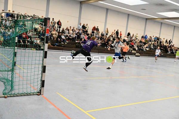 Torwart in lila Trikot Nummer 16 wehrt Wurf ab