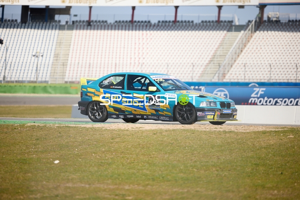 Maximilian Kochendörfer im BMW 318i auf der Rennstrecke