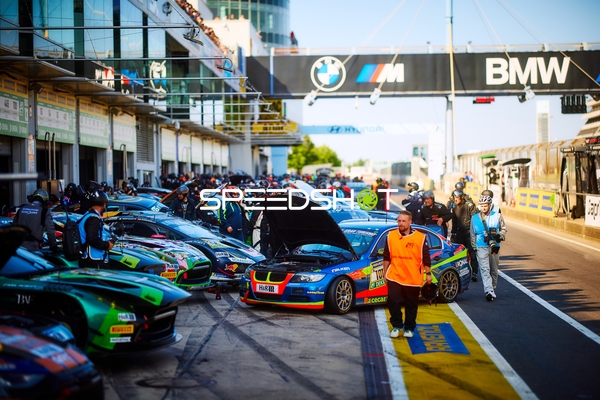 Boxengasse beim 24h Rennen 2025