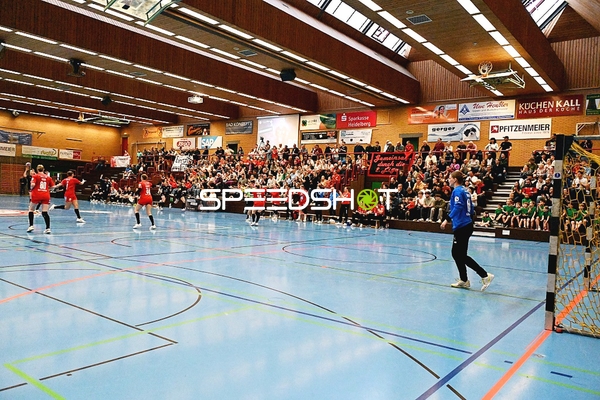 Actionreiche Spielszenen bei Kurpfalz Bären gegen Mainz 05