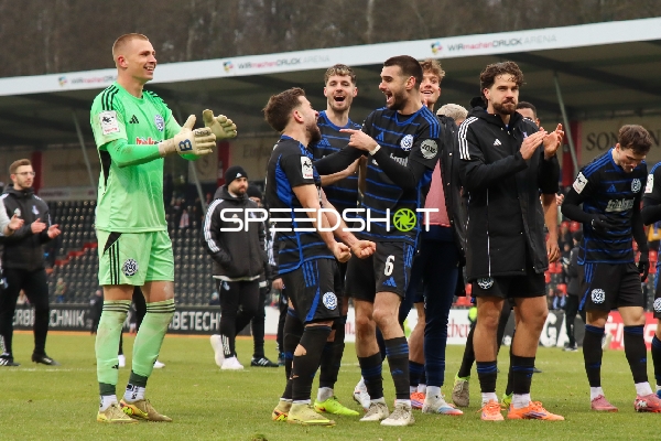 Spieler feiern gemeinsam