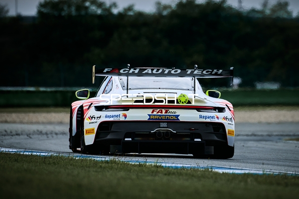 Rennfahrzeug auf der Rennstrecke