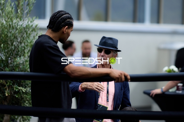 Ringside-Zone Face-Off