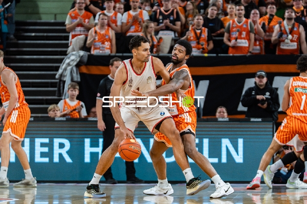 Malik Osborne (10; Ratiopharm Ulm) verteidigt gegen Oscar da Silva (1; FC Bayern Basketball)