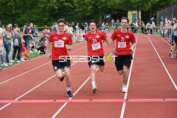 Gemeinsamer Zieleinlauf beim TVE Sommerlauf Edingen